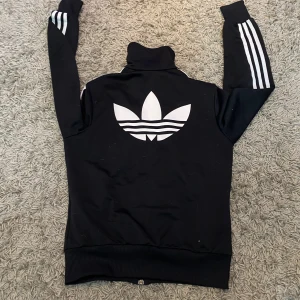 Adidas - Säljer en av mina favorit tröjor för att den inte kommer till användning längre.💓