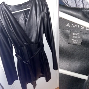 Klänning i skinn  - Klänning i storlek 40 fåtal använd 