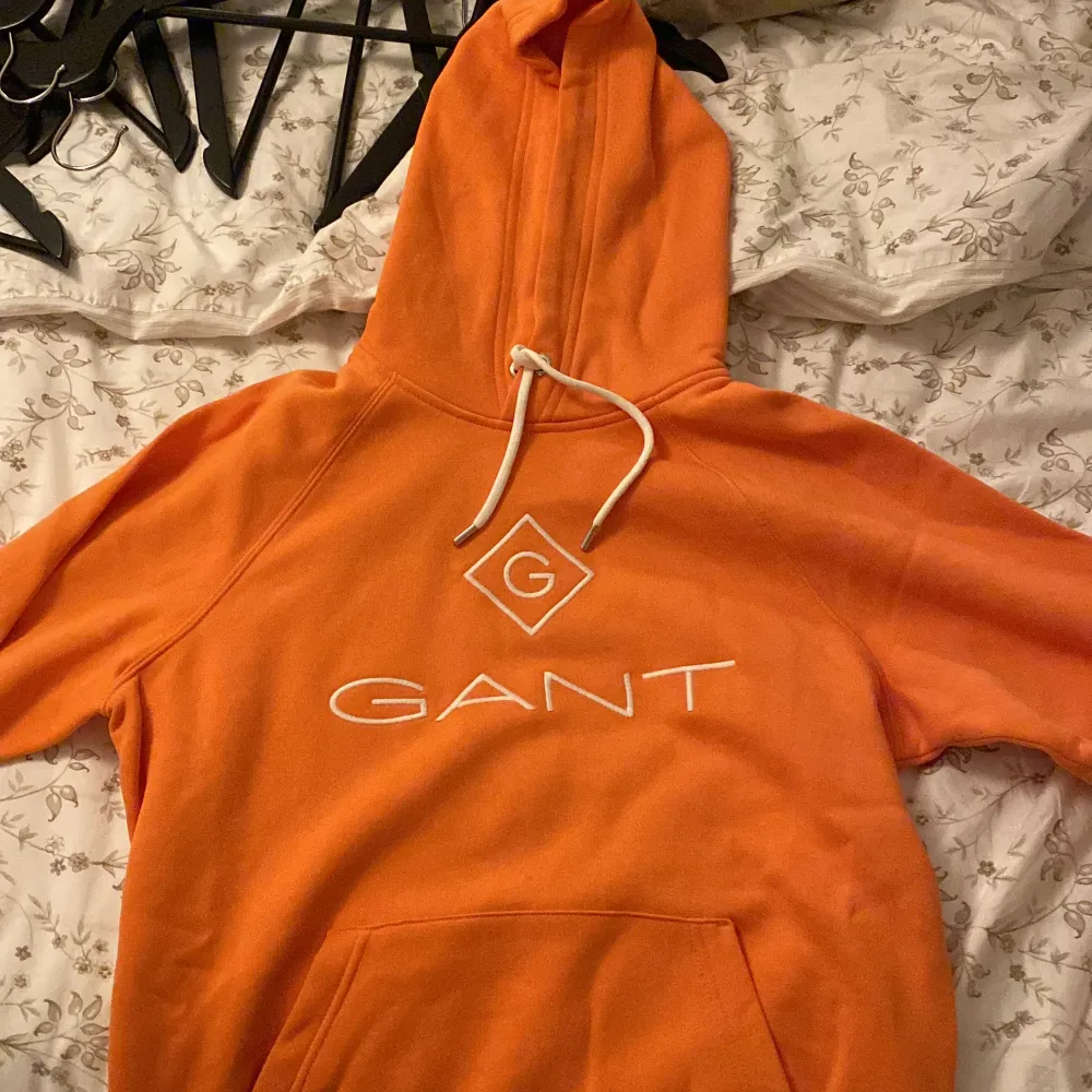 Säljer denna Hoodie då den inte kommit till användning. Den är i nyskick, använt fåtal gånger. Den är i M, köpare står för frakt. Endast Swish, 700kr. Hoodies.