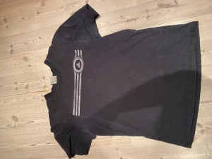Adidas vintage  - Vintage adidas t-shirt. Den har lite små hål men inte något som är jätte synbart. 