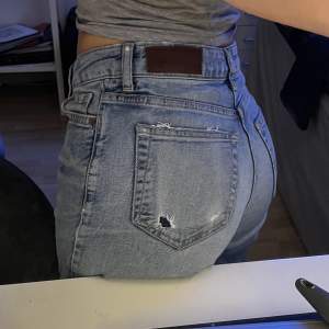 lågmidjade vida/baggy jeans från bikbok med litet hål i ena bakfickan innerbenslängd 67cm