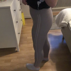 ICIW träningsbyxor  - Fina ICIW träningsbyxor. Reflex på sidorna. Använda 1 gång. Köparen står för frakten!❤️