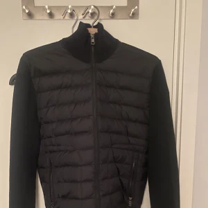 Moncler Cardigan - Säljer min moncler cardigan Skick: 9/10, använd väldigt varsam, kom med bud