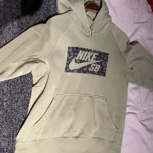 Nike SB Hoodie - Nike SB Hoodie Frakt ingår i pris