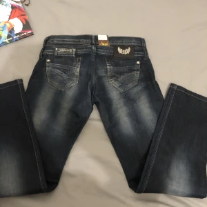 Lågmidjade jeans - Säljer dessa jättesnygga lågmidjade Kaporal jeans då de tyvärr är för små för mig 😖 Aldrig använda! Köpta för 400 och säljer för 349☺️ ops frakt tillkommer!💕 