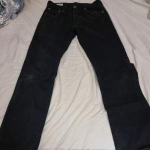 Säljer dessa svarta Levis jeansen i modellen 501. Helt okej skick. Nypris 1100.