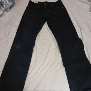 Svarta Levis 501 jeans  - Säljer dessa svarta Levis jeansen i modellen 501. Helt okej skick. Nypris 1100.