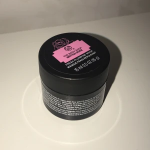 Helt ny o oanvänd rose plumping mask 🌸 - Säljer denna helt nya o oanvända ansiktsmasken i brittish rose som jag fick i pressent. Säljer pga jag inte tål blommiga dofter 🌸 Nypris 65.