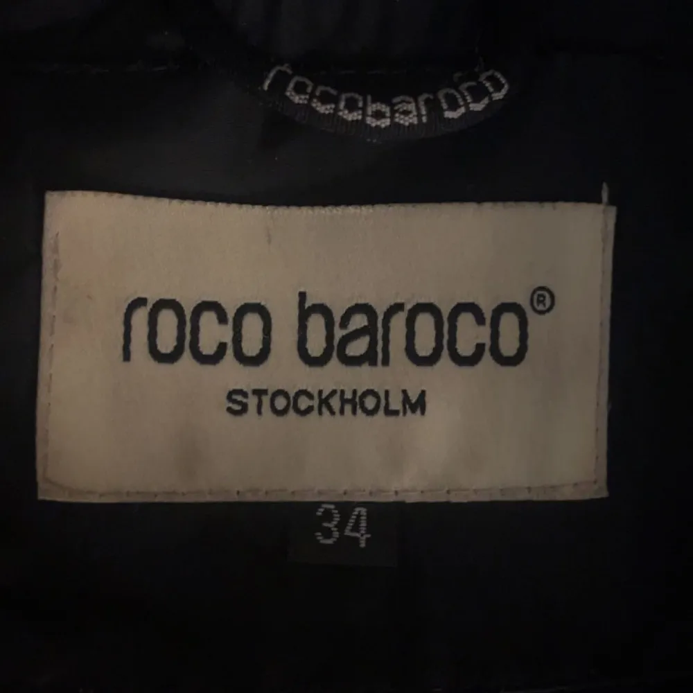 Säljer nu min fina roco baroco jacka. Då den börjar bli för liten för mig, har leopard mönster inuti och är varm, mycket guld detaljer och stor fluffig päls luva (fake päls). Takit.