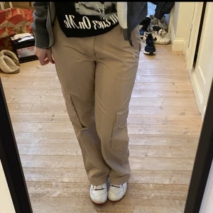 Cargo byxor - Jätte snygga cargo byxor som jag säljer så de inte längre är min stil. Bara använda en gång och är som nya😻💕Är från Gina Tricot och köpta för 500kr 