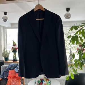 Oscar Jacobson kostym  - Säljer min kostym från Oscar Jacobson i marin blå både byxor och kostym ingår i priset  Nypris 6000 Mitt pris 1500 Storlek 46