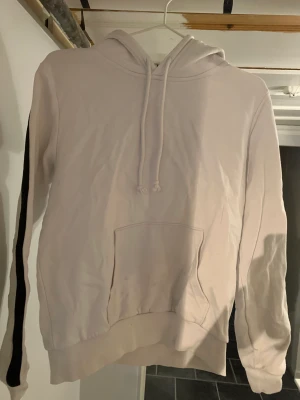 Vit hoodie  - Vit hoodie med svarta stora tänder på ärmarna. Välanvänd, men ritkigt skön och mysig✨