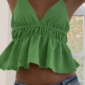 Grön Zara topp - Säljer denna jättefina gröna Toppen ifrån Zara 💚 Köpt här på plick av en tjej. Pris kan diskuteras, postar ej spårbart för att det ska bli så billigt för dig som möjligt om inget annat önskas❤️. OBS‼️LÅNADE BILDER  axelbanden är omsydda