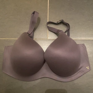 Victoria’s secret bh 80DD - Säljer en helt oanvänd bh från Victoria’s Secret. (Lappar kvar) Modell Infinity push-up perfect shape bra. Färg Tornado. Storlek 36DD (80DD) Bhn är gjord för att anpassa sig efter kroppen och ska bli skönare desto mer man använder den. 360° stretch. 