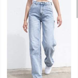 ett par ljusblåa jeans i modellen feanne från brandy melville. hög midja med raka ben, använd ett fåtal gånger. midjemåttet 66, innerbenslängden 81. dm vid frågor 🤍