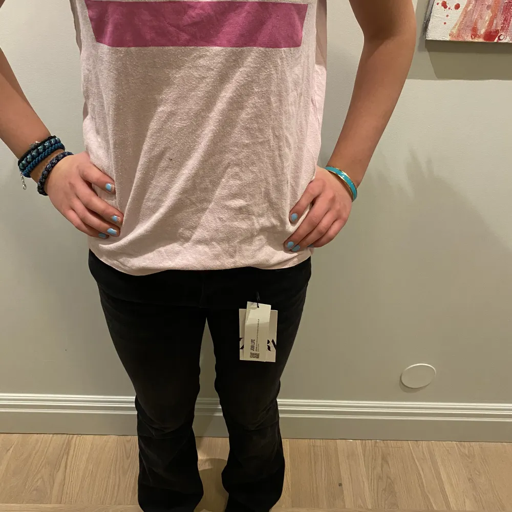 Fin rosa Levi’s tröja i storle XS säljs för 50 kronor då den inte kommer till användning😇. T-shirts.