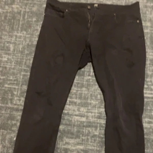 Black jeans  - Skinny black jeans, sadly It doesn’t fit me my thighs are too big 