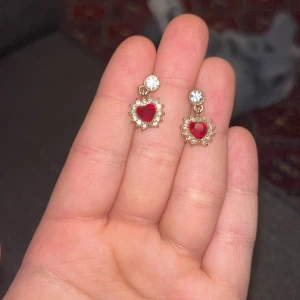 Guld Örhängen  - Säljer dessa jätte fina örhängen då de inte kommer till användning längre. Använts få gånger. Fått av en kompis så vet inte vart de är ifrån. Finns halsband till men säljer inte tillsammans ❤️❤️Inte äkta!!