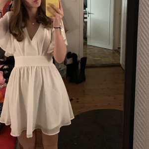 Oanvänd studentklänning - Oanvänd superfin studentklänning med prislappen fortfarande på. Klänningen heter ”Isabella dress white” och är ifrån bubbleroom nypris 599kr. Den är i storlek 36 och pris kan diskuteras🫶🏻🫶🏻