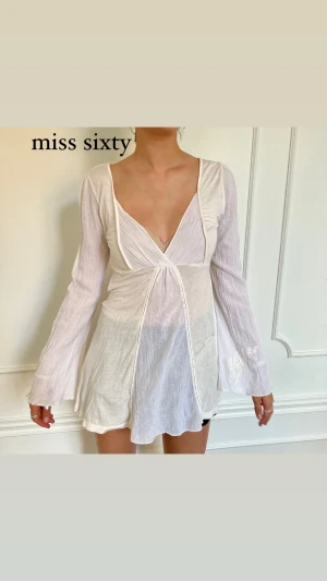 Miss Sixty blus / klänning - Miss Sixty blus/ klänning med blommiga broderier på armarna. Storlek M. Möts i Stockholm eller fraktar 🖤
