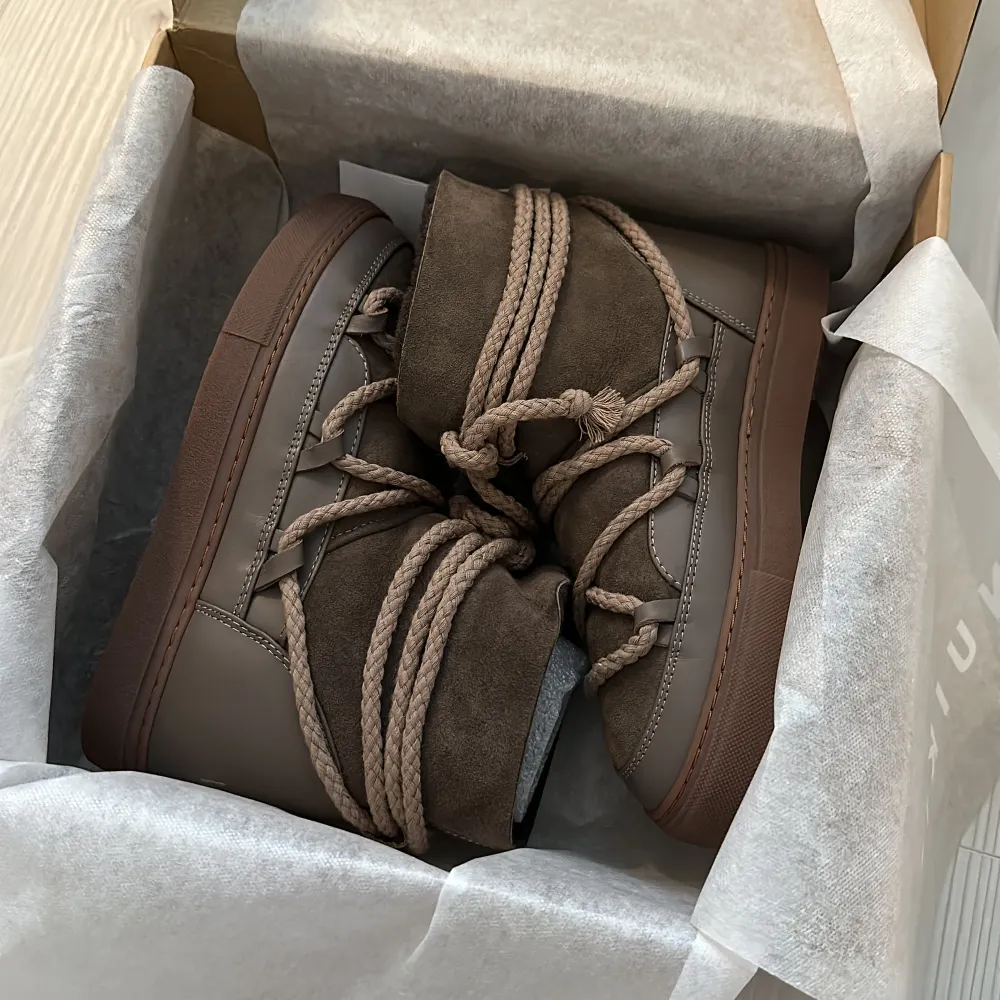 En trendig vintersko från Inuikii i färgen taupe. Modell Classic Sneaker. Aldrig använda. Säljer på grund av att de inte kommer till användning. Nypris 2599. Hör av er vid intresse, eller om ni har några frågor!. Skor.