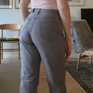 Ett par skitsnygga grå jeans från lee, storlek står inte men skulle tippa på ungefär 29/30 då det är vad jag (på bilden) brukar ha. Tveka inte att ställa frågor om du har några!💗