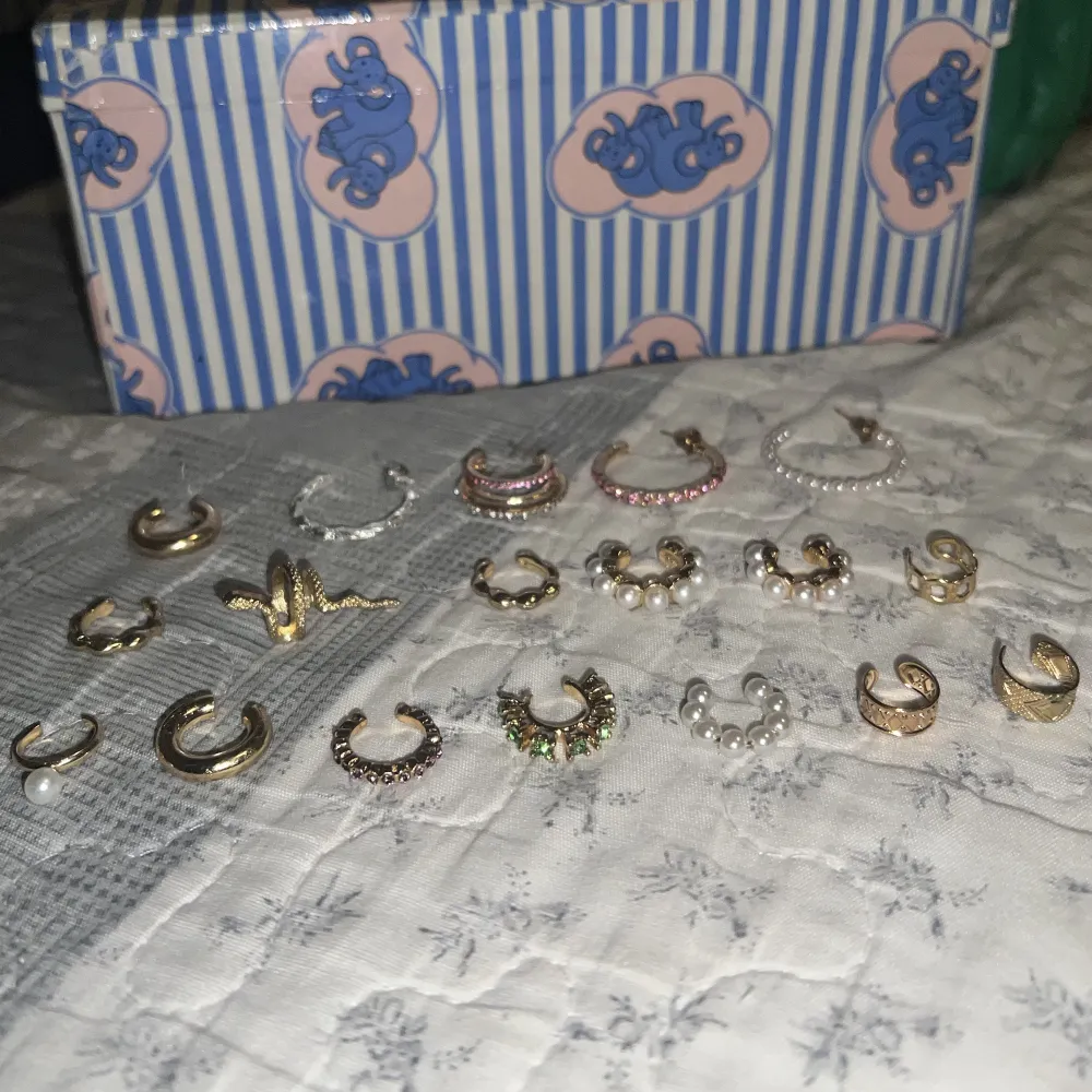 Örhängen och earcuff aldrig använda, 3 för 15kr. OBS orm earcuff kostar 10kr ensamt, ingår ej i 3 för 15.  Frakt 15kr. Accessoarer.