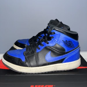 Göteborg ”Hyper Royal” - Jordan 1 mid ”Hyper Royal”. Bra vardagsskor som tål att slitas på Skick: 6/10