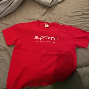 Supreme tee - Supreme tisha köpt i New York, hittar inte kvitto men är äkta🤷‍♂️ Helt fräsch nästan oandvänd.
