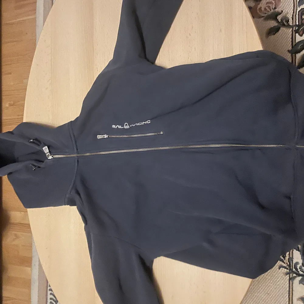 Marinblå saul racing hoodie  Säljer den då den är för liten Är i bra skick  Pris kan diskuteras. Hoodies.
