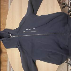 Marinblå saul racing hoodie  Säljer den då den är för liten Är i bra skick  Pris kan diskuteras