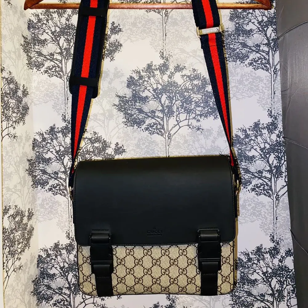 Gucci väska i bra storlek med jättebra kvalité och bra material.. Väskor.