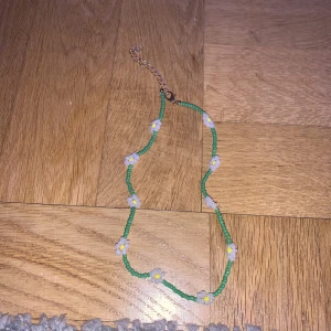 Halsband  - Jättegulligt litet grönt halsband med blommor på🤍