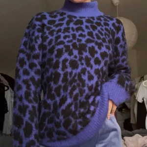 Stickad tröja - Stickad tröja från NA-KD i strl S⭐️ jag är 171 cm lång! Lite tjockare varmt material & INGA nopprar ☺️perfekt till fjällen!!