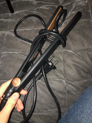 Plattång - Säljer en plattång! Denna är superbra, och värms upp på några sekunder bara 👍🏻 Jag vet tyvärr inte vilket märke det är:( 