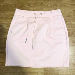 fin rosa kjol med fickor och dragsko från only. använd några gånger, storlek m men kan säkert passa andra storlekar pga snöret. dm vid frågor 🤍
