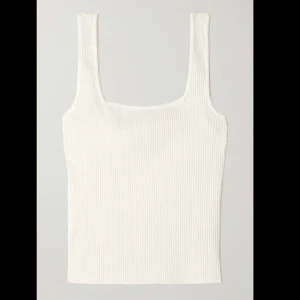 ribbad topp - en vit ribbad tank topp från new yorker. lite croppad och endast testad. materialet är stretchigt så skulle nog passa mellan xxs-s. dm vid frågor 🤍
