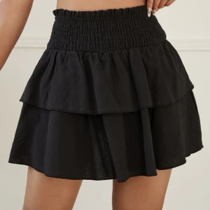 Volangkjol - Säljer denna fina volangkjol från SHEIN💞 den är i storlek s men passar xs och s skulle jag säga💞 nypris 119 mitt pris 40+frakt den ligger nog på ca 30-66kr, säljer även en lika fast i vit i min profil💞