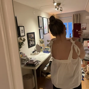 Vit linne blus  - Suuuper fin blus från Mango som går att knyta på flera olika sätt!! Använd fåtal gånger!! ( frakt tillkommer - 66kr) 