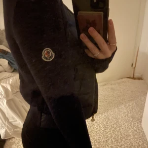 Moncler cardigan  - Superfin marinblå Moncler cardigan i strl 140 men passar som en xs, skriv för fler bilder och fler frågor.❤️