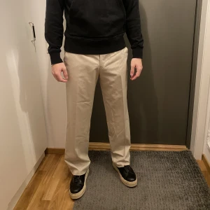 Kostymbyxor - Använda få gånger. En aning stora för mig och jag är 185 cm lång (kille). För dig som gillar lite oversized byxor.