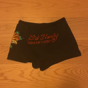 Ed Hardy shorts 🫶 - Jätte fina ed Hardy shorts i stolek M men jag som har S/XS har dom och de är lite mer loose fit. Jag använder dom knappt dock så de är bäst att dom säljs <33 köpte dom på Urban outfitters för 300kr tror jag. Jätte bra skick. Fråga efter fler bilder🫶