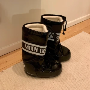 Moon Boots  - Nästan helt oanvända Moon Boots i svart lack. Storlek 39/41. Originalförpackningen finns kvar. Perfekt till skidsemestern eller en kall vinterdag ☃️❄️