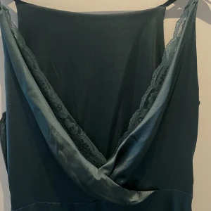 Klänning från bubbleroom - Klänning ifrån bubbelroom , endast använd 1 gång under min bal , jag är 158 cm och den är några centimeter för lång, skulle säga att den passar 1,65/170. Köpt för 1 200kr