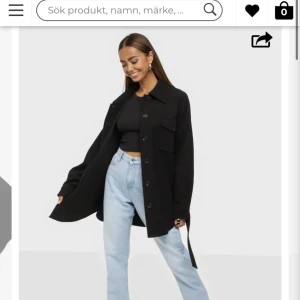 Kappa - Säljer en likadan kappa som den på bilden, köpt för ca 700kr från nelly,storlek 32 men ganska stor i storleken så den passar från 32-36!   nopprig men annars i fint skick!