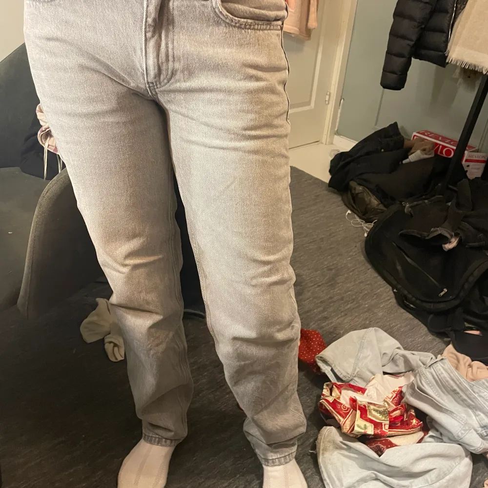 Gråa jeans från Gina som är low waist, strlk 34. Sköna men säljer dom för dom inte har kommit till någon användning.. Jeans & Byxor.