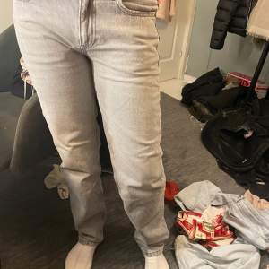 Gråa jeans från Gina som är low waist, strlk 34. Sköna men säljer dom för dom inte har kommit till någon användning.