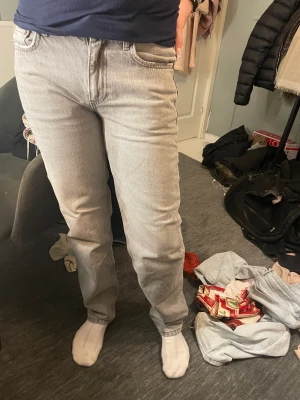 Gråa jeans  - Gråa jeans från Gina som är low waist, strlk 34. Sköna men säljer dom för dom inte har kommit till någon användning.