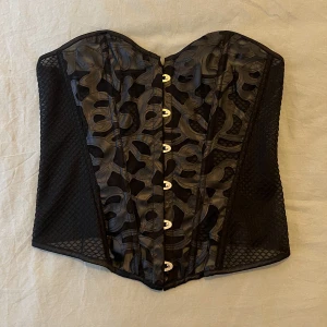 Korsett  - Säljer en helt ny och oanvänd ( inte ens testad ) svart korsett i storlek M. Beställde den till en Halloween kostym men den kom för sent och har legat i garderoben sen dess. Man fick tydligen med matchande string trosor, de medföljer om så önskas. 