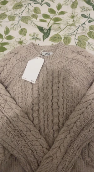 Cos kabelstickad tröja  - Aldrig använd, kommer med lappar. Säljs pga för liten.